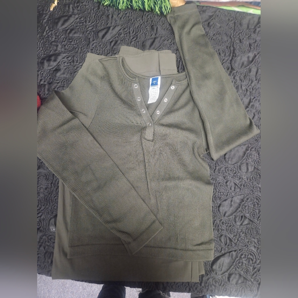 Old Navy- Outfir Olive Long Sleeve Henley Shirt W/lose Fitting Pants